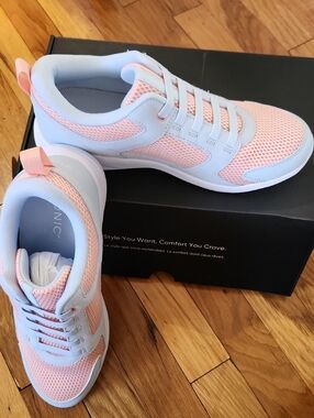 Vionic Light Pink & Light Blue Mesh Sneakers New NIB Size 9 1/2 M